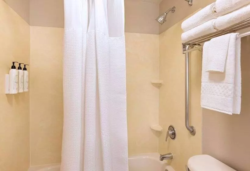 Отель Springhill Suites By Marriott Newark International Airport