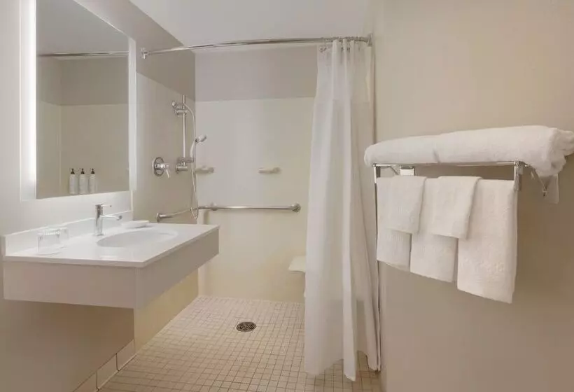 Отель Springhill Suites By Marriott Newark International Airport