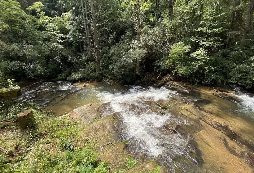 Retkeilymaja Cascades Inn