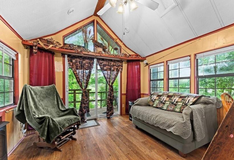 Общежитие Cascades Inn