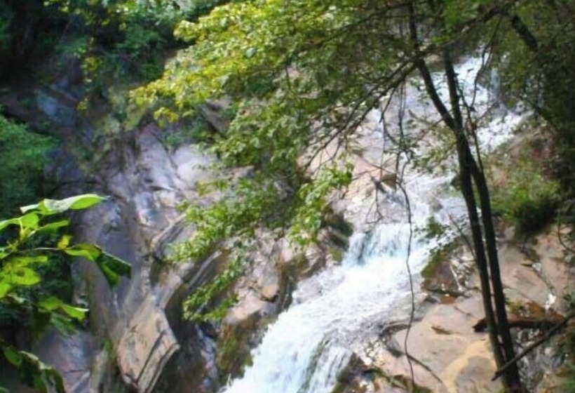 ユースホステル Cascades Inn