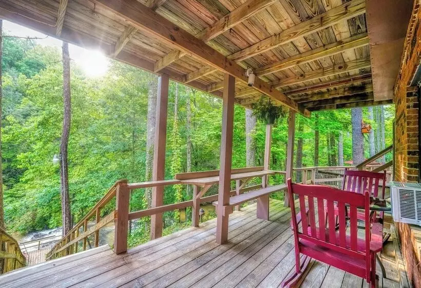 Retkeilymaja Cascades Inn