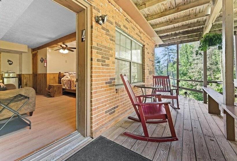 ユースホステル Cascades Inn