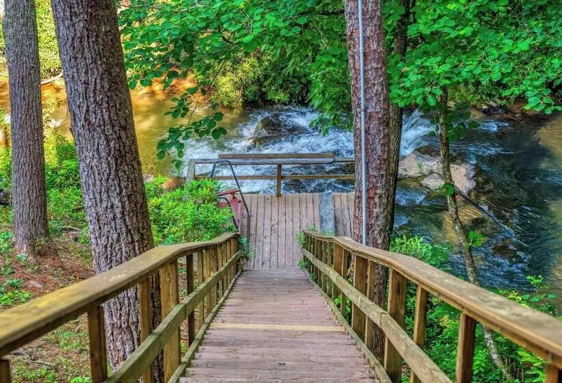 Retkeilymaja Cascades Inn