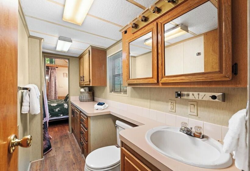 Общежитие Cascades Inn