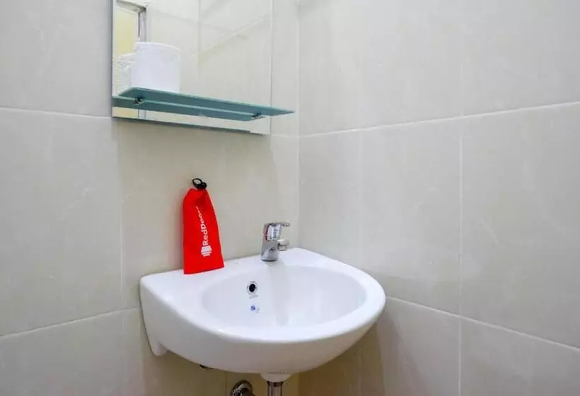 ペンション Reddoorz Near Stadion 45 Karanganyar