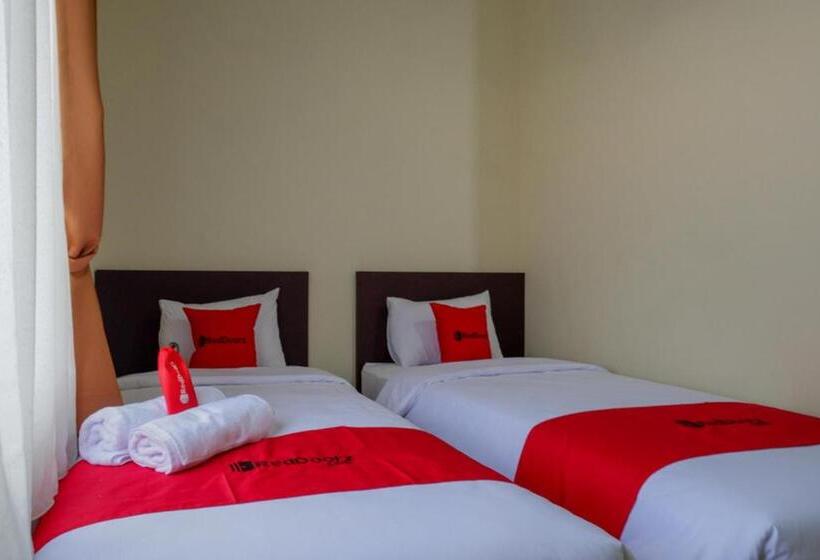 Pension Reddoorz Near Stadion 45 Karanganyar