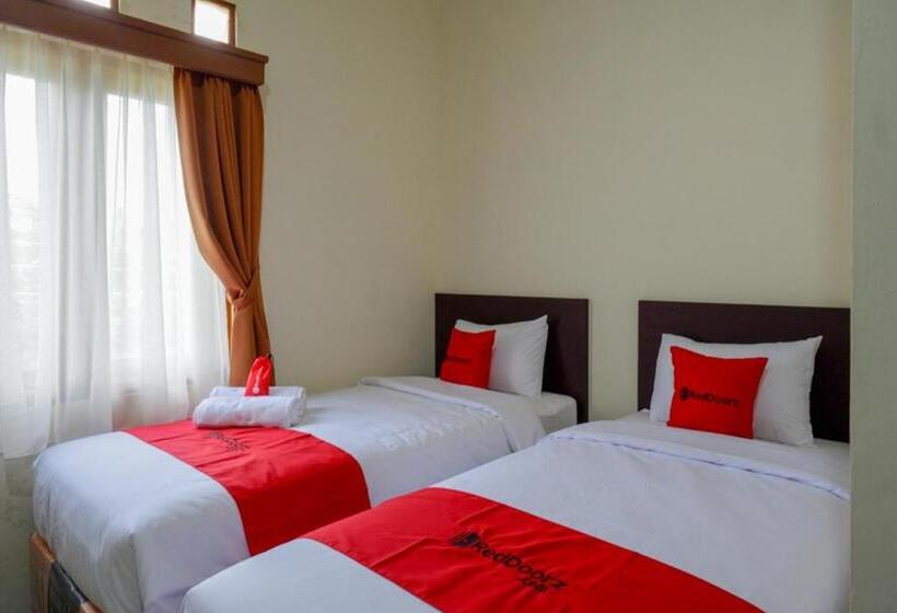 Pension Reddoorz Near Stadion 45 Karanganyar