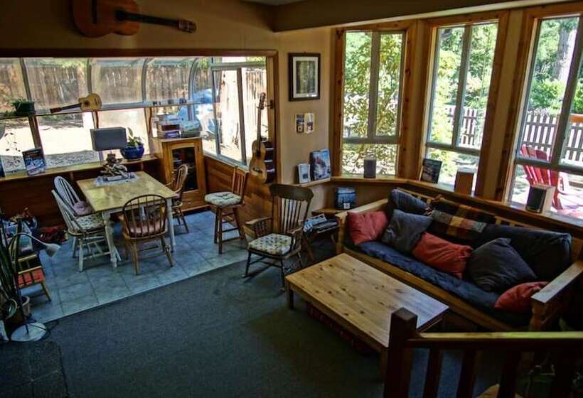 旅馆 Up The Creek Backpacker's Lodge