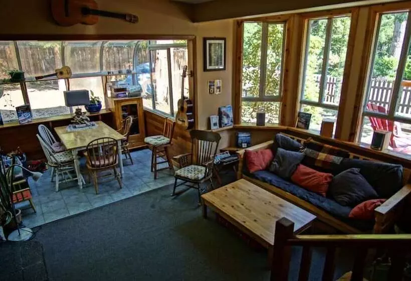 Retkeilymaja Up The Creek Backpacker's Lodge