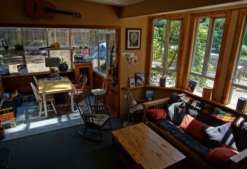 Retkeilymaja Up The Creek Backpacker's Lodge