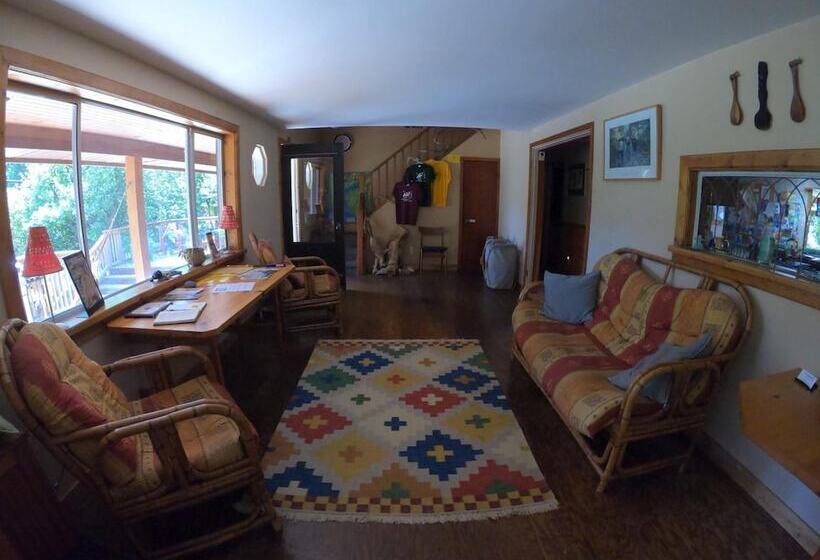 旅馆 Up The Creek Backpacker's Lodge