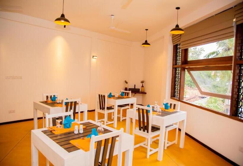 Hiriketiya Beach Hostels
