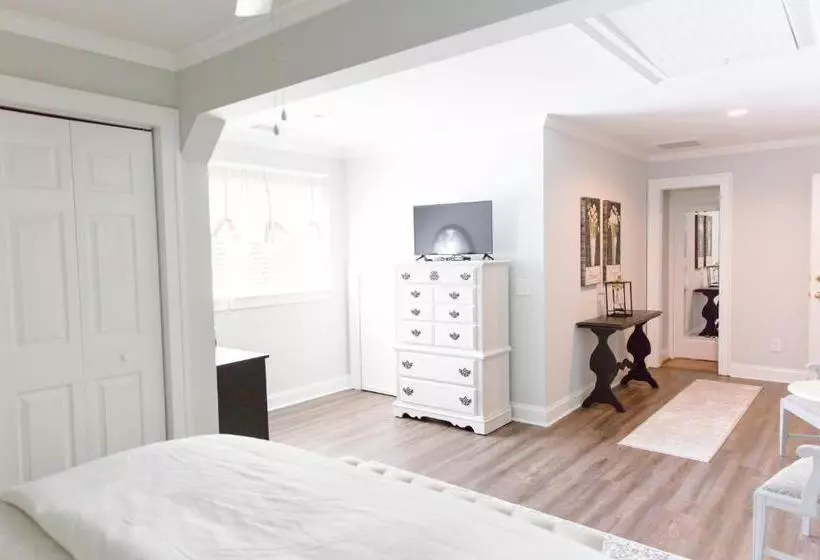 Ava House Bed & Breakfast