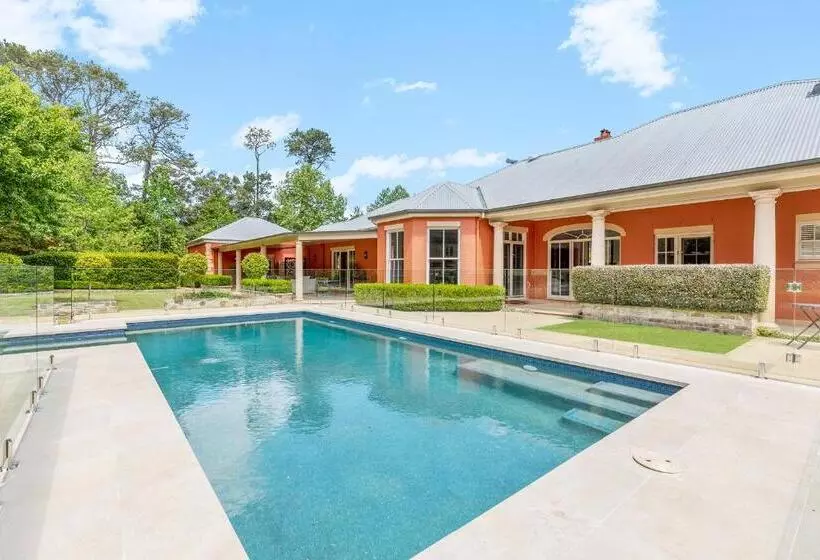 Aamiaismajoitus (B&B) Chanticleer Gardens Barn Cottage With A Pool