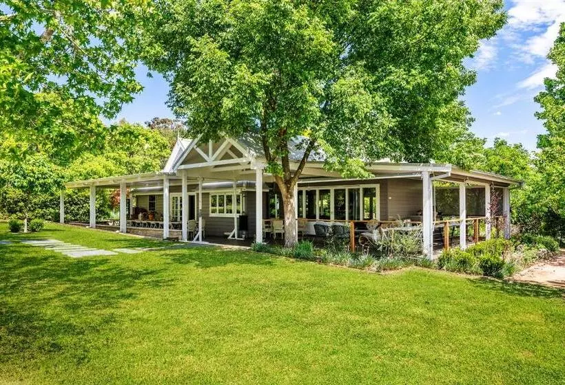 Aamiaismajoitus (B&B) Chanticleer Gardens Barn Cottage With A Pool