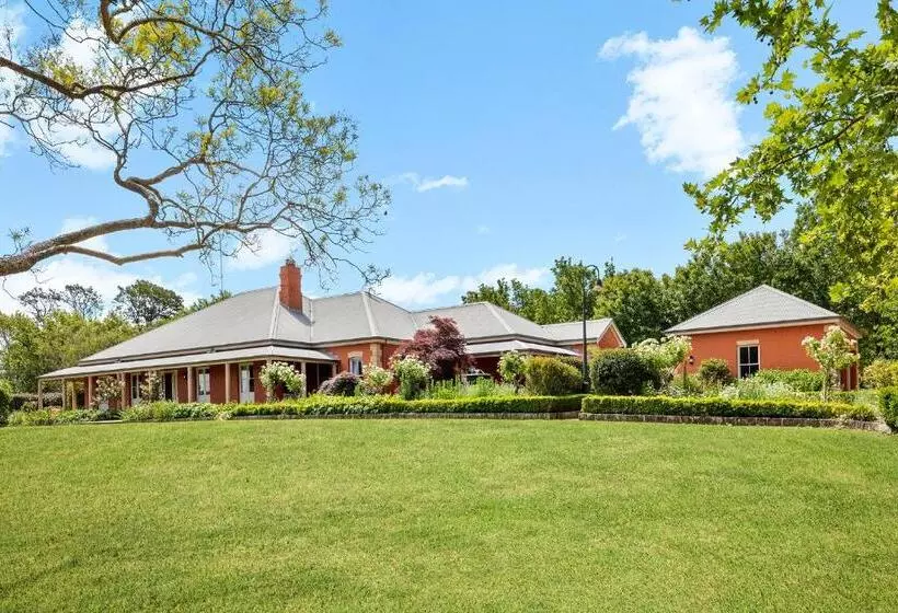 Aamiaismajoitus (B&B) Chanticleer Gardens Barn Cottage With A Pool