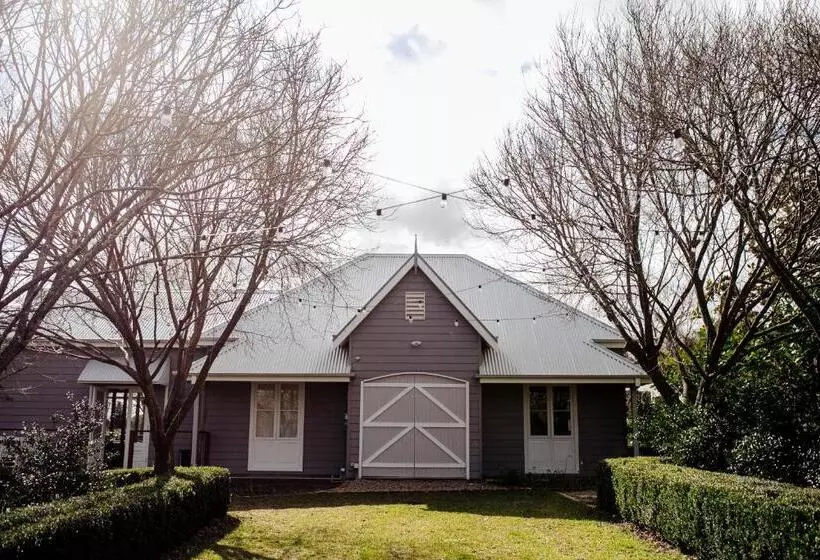 Aamiaismajoitus (B&B) Chanticleer Gardens Barn Cottage With A Pool