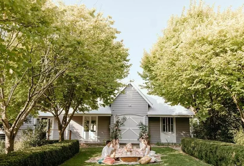 Aamiaismajoitus (B&B) Chanticleer Gardens Barn Cottage With A Pool