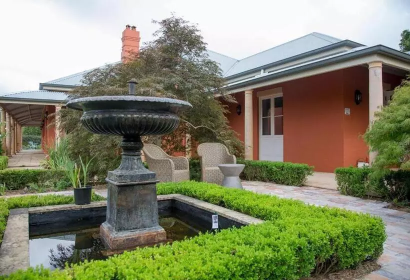 Aamiaismajoitus (B&B) Chanticleer Gardens Barn Cottage With A Pool