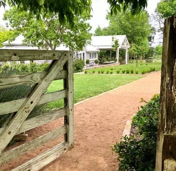 Aamiaismajoitus (B&B) Chanticleer Gardens Barn Cottage With A Pool