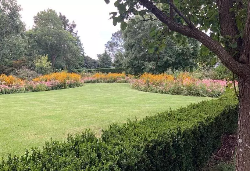 Aamiaismajoitus (B&B) Chanticleer Gardens Barn Cottage With A Pool