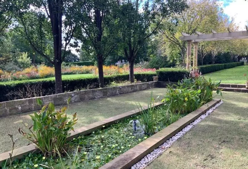 Aamiaismajoitus (B&B) Chanticleer Gardens Barn Cottage With A Pool