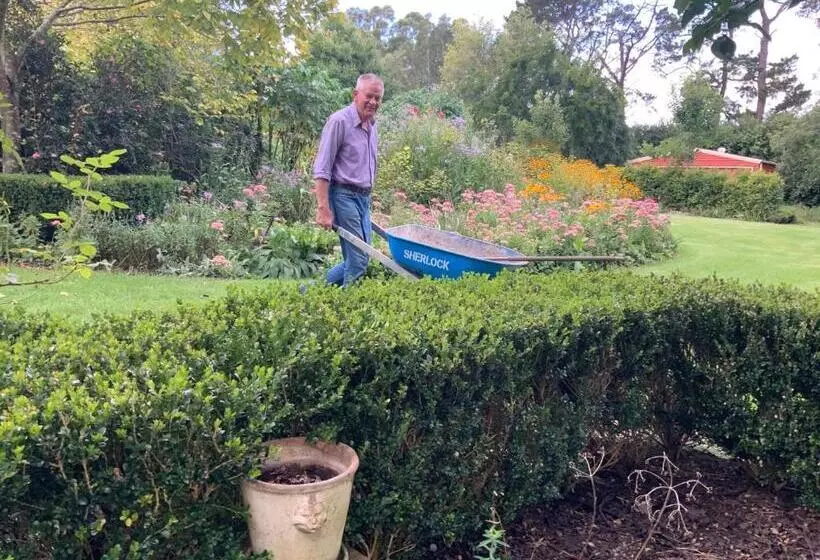 Aamiaismajoitus (B&B) Chanticleer Gardens Barn Cottage With A Pool
