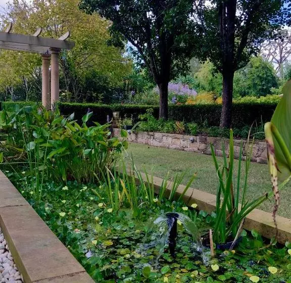 Aamiaismajoitus (B&B) Chanticleer Gardens Barn Cottage With A Pool