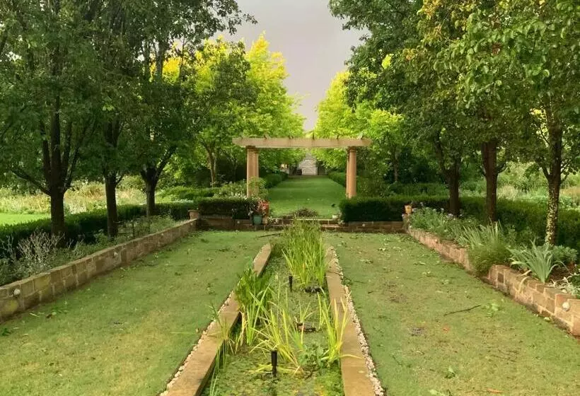 Aamiaismajoitus (B&B) Chanticleer Gardens Barn Cottage With A Pool