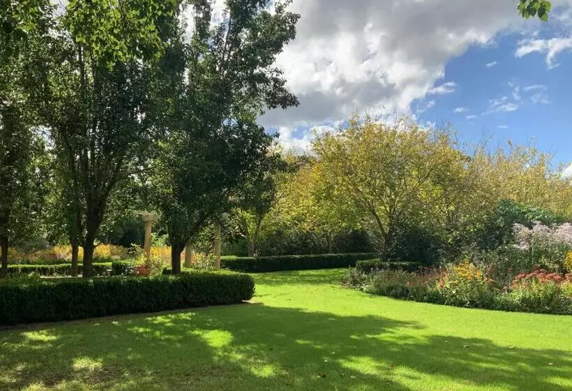 Aamiaismajoitus (B&B) Chanticleer Gardens Barn Cottage With A Pool