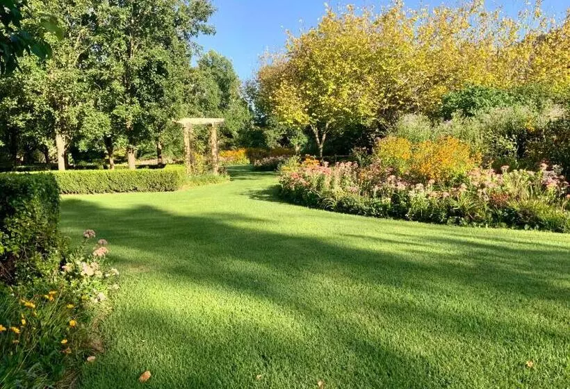 Aamiaismajoitus (B&B) Chanticleer Gardens Barn Cottage With A Pool