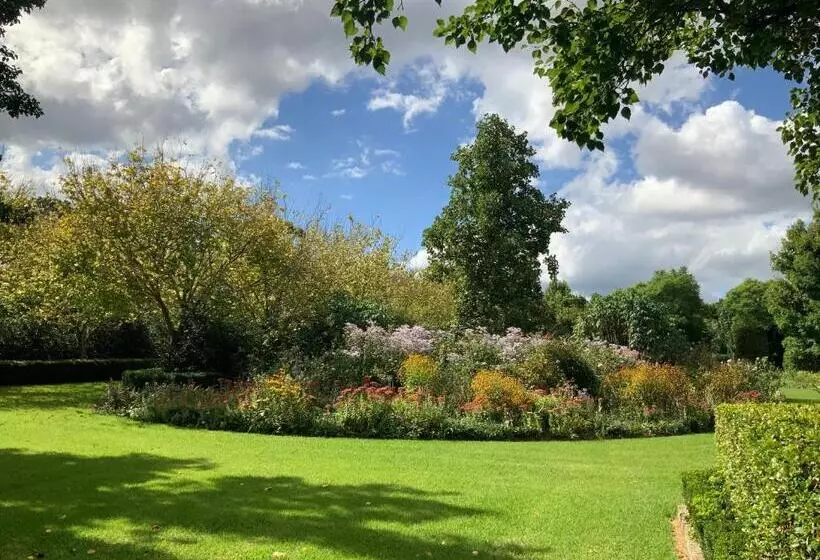 Aamiaismajoitus (B&B) Chanticleer Gardens Barn Cottage With A Pool