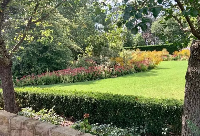 Aamiaismajoitus (B&B) Chanticleer Gardens Barn Cottage With A Pool