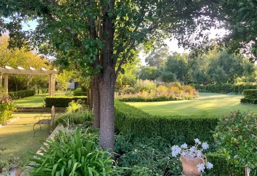 Aamiaismajoitus (B&B) Chanticleer Gardens Barn Cottage With A Pool