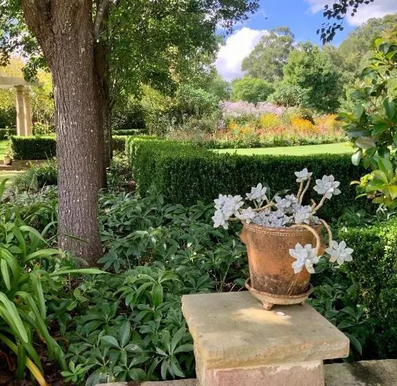 Aamiaismajoitus (B&B) Chanticleer Gardens Barn Cottage With A Pool