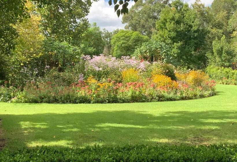 Bed and Breakfast Chanticleer Gardens Barn Cottage With A Pool