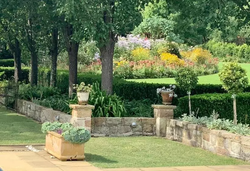 Aamiaismajoitus (B&B) Chanticleer Gardens Barn Cottage With A Pool