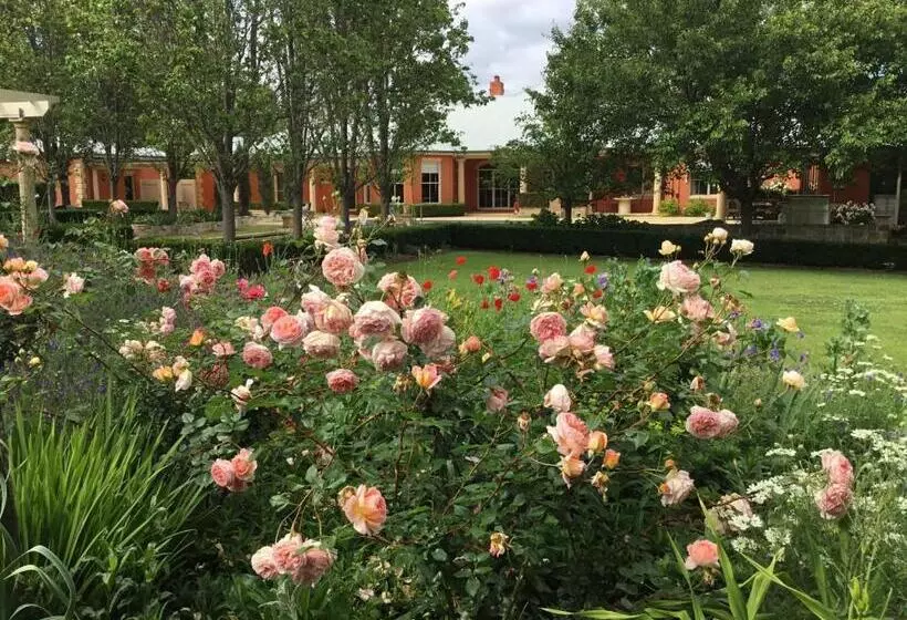 Aamiaismajoitus (B&B) Chanticleer Gardens Barn Cottage With A Pool