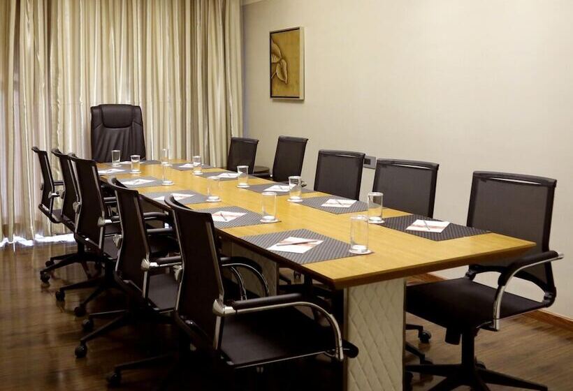 בית מלון כפרי Shakti Continental