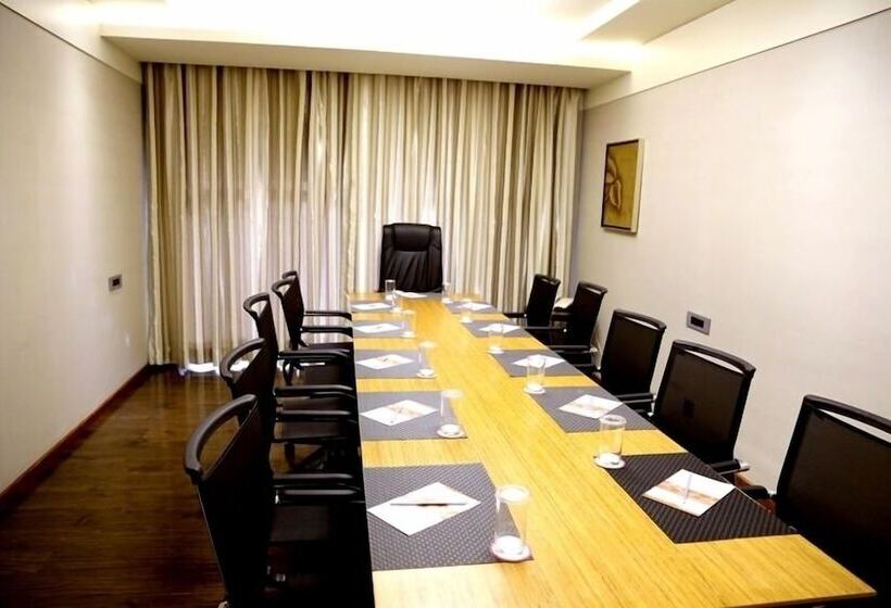 בית מלון כפרי Shakti Continental