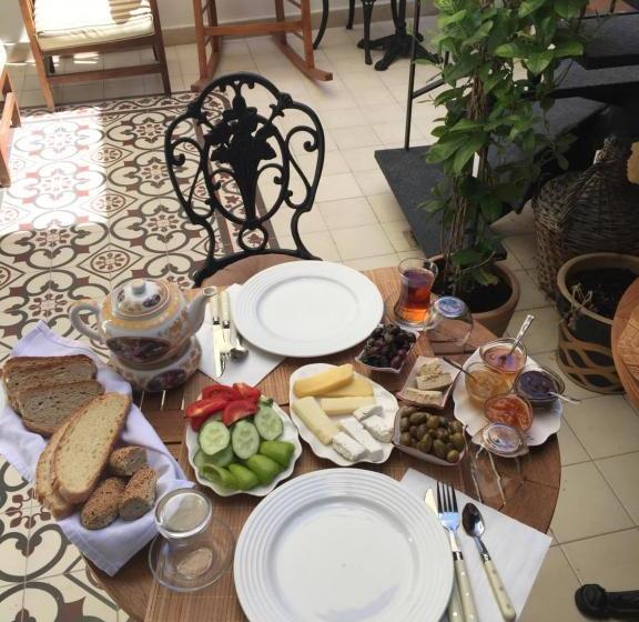 פנסיון Pedieos Guest House