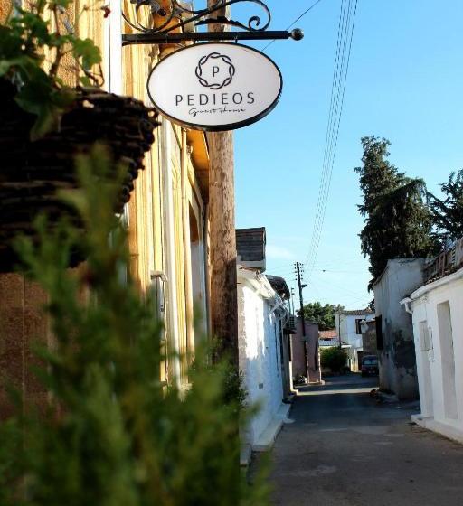 פנסיון Pedieos Guest House