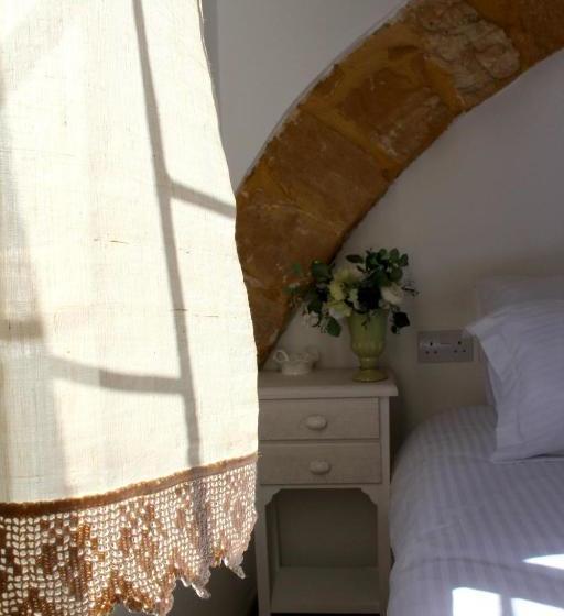 פנסיון Pedieos Guest House