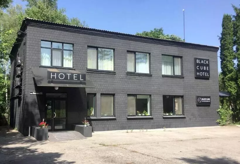Retkeilymaja Black Cube