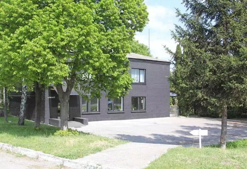 Retkeilymaja Black Cube