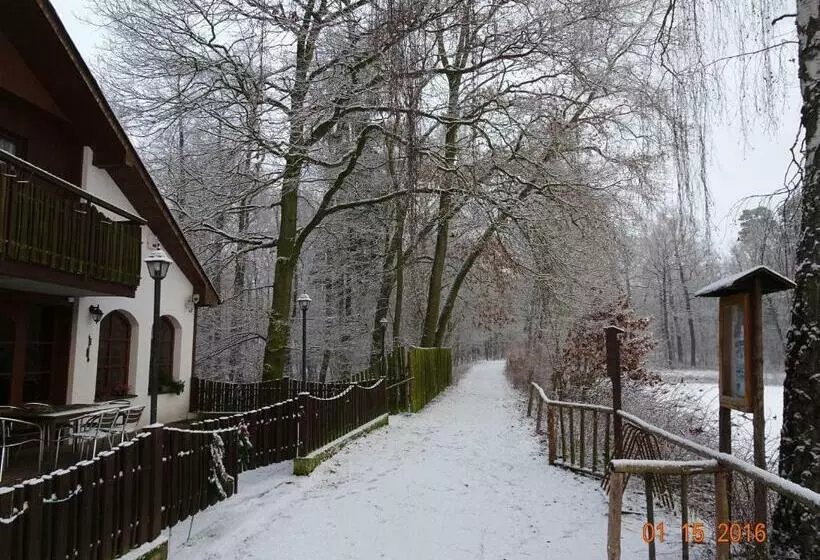 Retkeilymaja Lovecký Hotel Jívák