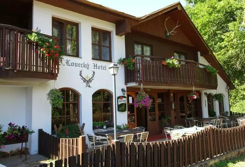 Retkeilymaja Lovecký Hotel Jívák