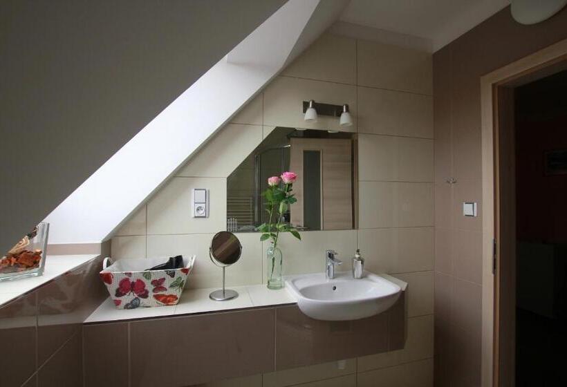 فندق صغير Hostinec A Penzion Dolní Dvůr