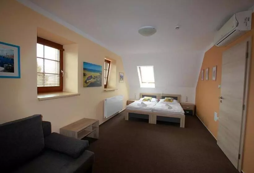 Retkeilymaja Hostinec A Penzion Dolní Dvůr